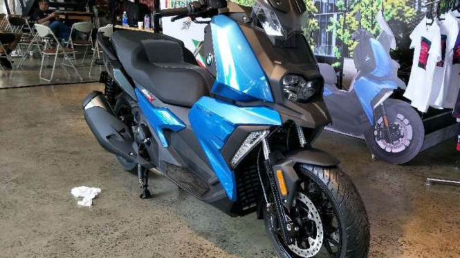 Skutik BMW C 400 X.