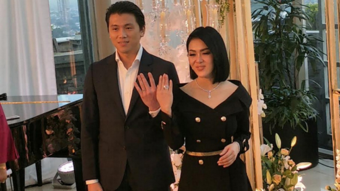 Syahrini dan Reino Barack.