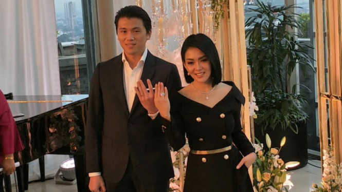 Syahrini dan Reino Barack.