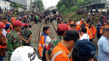 Commuter Line KRL 1722 anjlok dekat pintu perlintasan Kebon Pedes, Bogor.