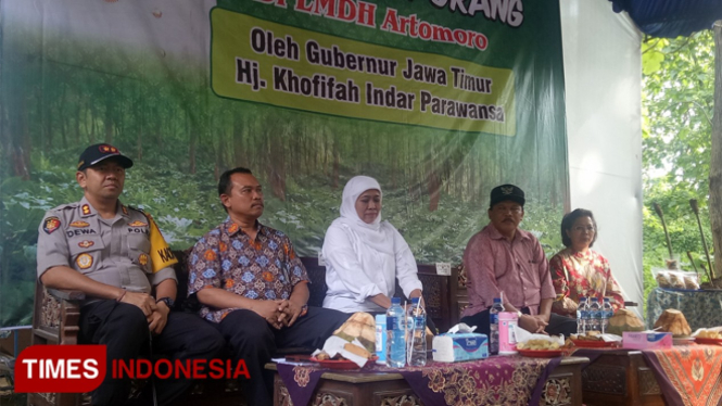 Gubernur Jawa Timur, Dra. Hj. Khofifah Indar Parawansa saat mengunjungi lembaga masyarakay hutan di Desa Bendo Asri Kecamatan Rejoso Kabupaten Nganjuk,Minggu,20/3/2019(FOTO:Nasrullah/TIMESIndonesia)