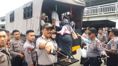 Kendaraan-kendaraan operasional Polisi berupa truk dan bus terpaksa dikerahkan untuk mengangkut warga sebagai dampak kecelakaan kereta commuter line di Bogor, Jawa Barat, pada Senin, 11 Maret 2019.