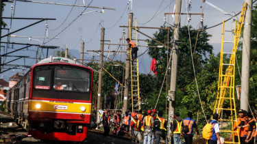 KRL melintas di kawasan Kebon Pedes, Bogor, Jawa Barat.