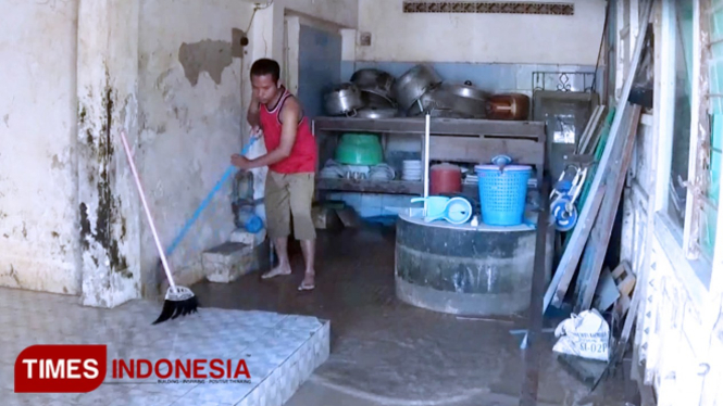 Warga Desa Plangwot, Kecamatan Laren mulai membersihkan lumpur sisa banjir, Senin (11/3/2019). (FOTO: MFA Rohmatillah/TIMES Indonesia)