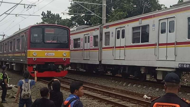 Ilustrasi perlintasan kereta api Commuter Line