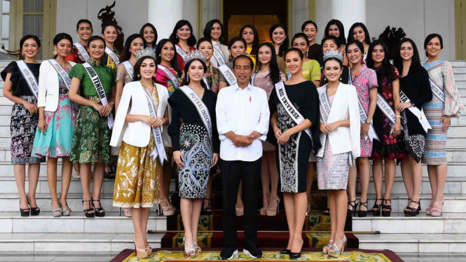 Presiden Joko Widodo (tengah) menerima Miss Universe 2018 Catriona Elisa Magnayon Gray (keenam kanan), Puteri Indonesia Frederika Alexis Cull (kelima kiri) dan finalis Puteri Indonesia 2018 di Istana Bogor, Jawa Barat, Senin, 11 Maret 2019.