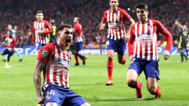 Pemain belakang Atletico Madrid, Jose Gimenez (kiri)
