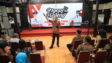 Gubernur Jawa Tengah Ganjar Pranowo saat memberi pengarahan kepada para kepala desa dalam forum dialog bertajuk Ngopi Bareng Mas Ganjar di Purbalingga, Senin malam, 11 Maret 2019.