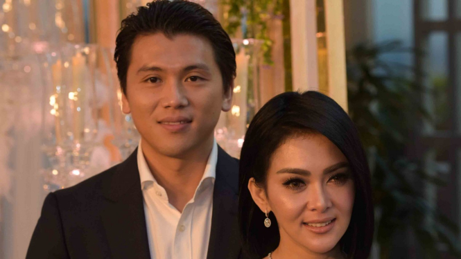 Pasangan artis Reino Barack dan Syahrini berpose di Jakarta