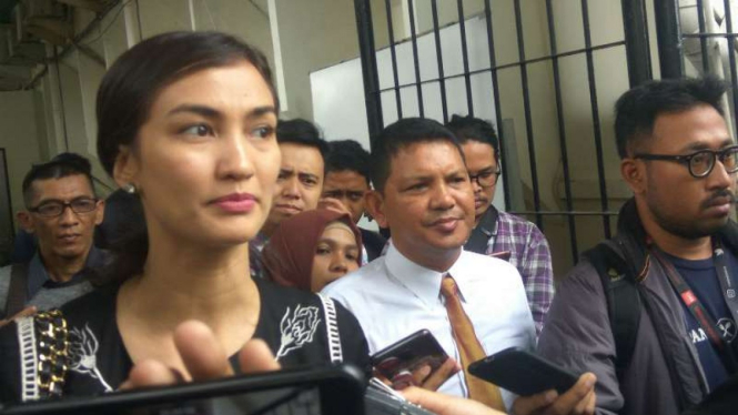 Atiqah Hasiholan, putri Ratna Sarumpaet, di PN Jakarta Selatan.