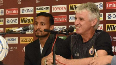 Pelatih Persija Jakarta, Ivan Kolev (kanan)