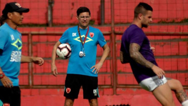Pelatih PSM Makassar, Darije Kalezic (tengah), memimpin sesi latihan tim