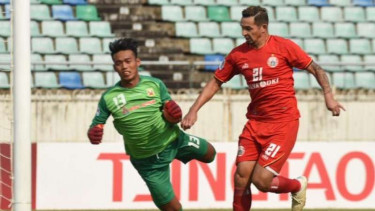 Penyerang Persija Jakarta, Silvio Escobar (kanan)