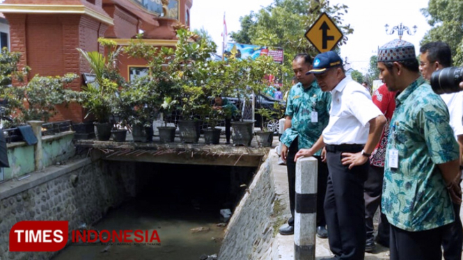Mendikbud Muhajir Efendi saat tinjau kawasan sekolah terdampak banjir. (Foto: Evita Mukharohmah/TimesIndonesia)