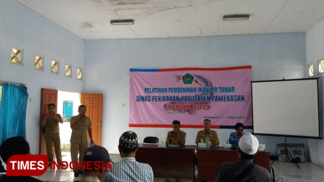 Kepala dinas perikanan Pamekasan saat mengadakan pelatihan pembenihan ikan air tawar di Balai Benih Ikan (BBI) Teja Timur.(foto/akhmad syafii/times indonesia)