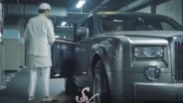 Mobil manten Syahrini dan Reino Barack