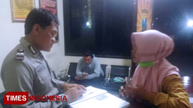 Aris Tamaya (35) warga Dusun Bulusari, Desa Jajag, Kecamatan Gambiran, saat lapor ke kantor polisi (FOTO: Rizki Alfian/TIMES Indonesia)