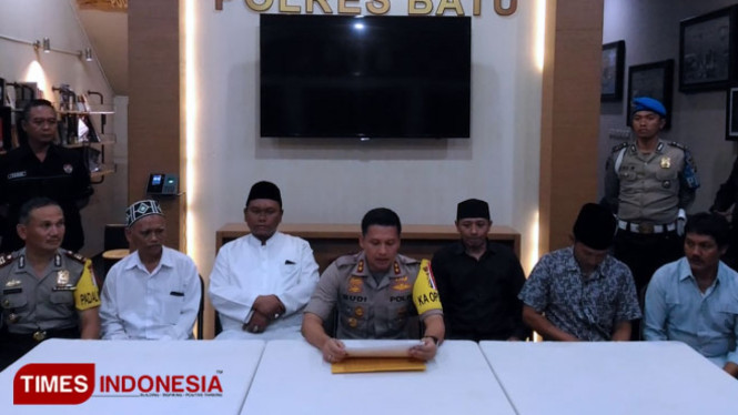 Pengurus Pondok Pesantren Miftahul Falahil Mubtadiin memberikan keterangan kepada pers terkait informasi yang beredar di WA. (FOTO: Muhammad Dhani Rahman/Times Indonesia)