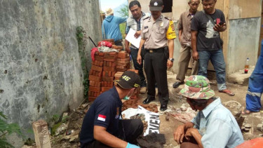 Polisi Lakukan Olah TKP penemuan tulang belulang di Cirebon.