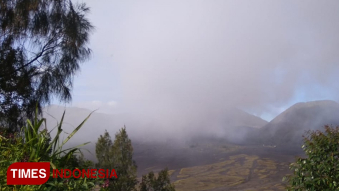 Kondisi saat ini erupsi Bromo, dari Cemoro Lawang, Sukapura. Butiran abu di sekitar hotel Cemoro Lawang. (FOTO: Ahmad for TIMES Indonesia)