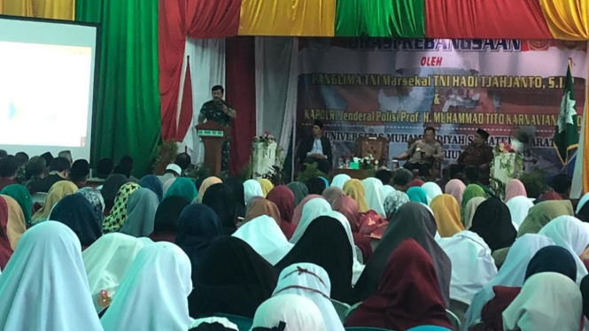 Panglima TNI Marsekal Hadi Tjahjanto menyampaikan orasi kebangsaan di kampus Universitas Muhammadiyah Sumatera Barat, Kota Padang, Kamis, 14 Maret 2019.