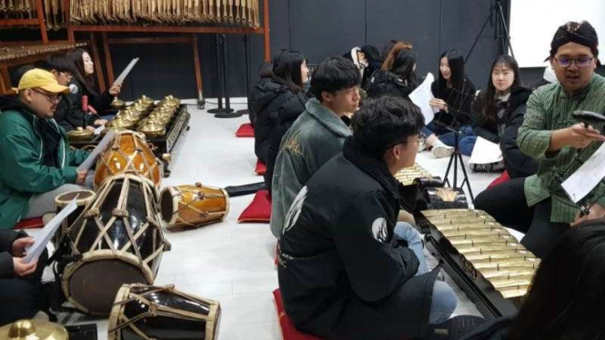 Mahasiswa Korsel belajar gamelan