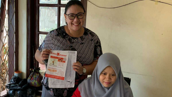 Maria Amanda dan karyawannya saat melakukan bisnis logistik.