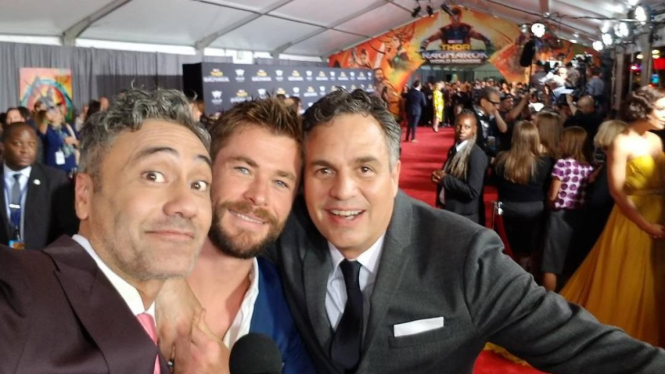 Taika Waititi (kiri), Chris Hemsworth (tengah), Mark Ruffalo (kanan)