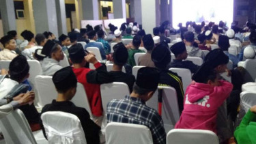Relawan Jokowi nobar debat ketiga di Mataram, Nusa Tenggara Barat.