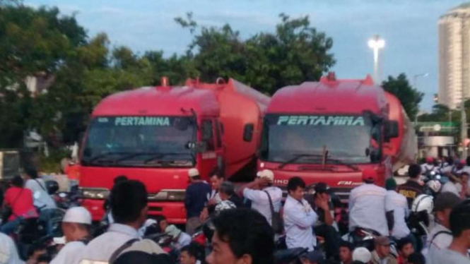 Mobil tangki Pertamina yang dibajak ada di depan Istana Merdeka.