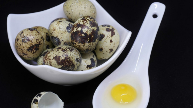 Telur puyuh.