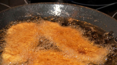Menggoreng/memasak.