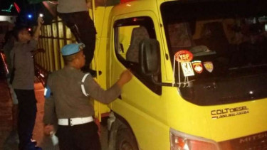 Mobil truk dan BBM ilegal disita polisi.