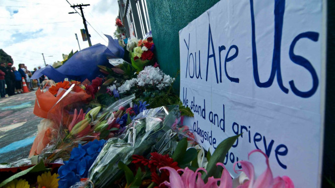 Tulisan pesan perdamaian dan bunga diletakkan warga  di depan Masjid Wellington, Kilbirnie, Wellington, Selandia Baru, Sabtu, 16 Maret 2019.