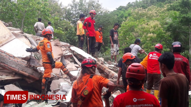 Sebuah tebing di makam ra-raja Mataram yang mengalami longsor. (FOTO: Fajar Rianto/TIMES Indonesia)