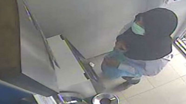 Penampakan tersangka kasus dugaan skimming saat menyamar menjadi wanita.