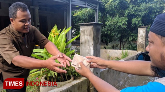 Tim relawan Masjid Jogokaryan ketika membagikan 5.000 nasi bungkus kepada Korban Banjir di Bantul. (FOTO: Istimewa/TIMES Indonesia)