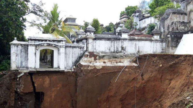 Tebing ambrol di kompleks makam Raja-raja Mataram, Imogiri, di Kabupaten Bantul, Daerah Istimewa Yogyakarta, pada Senin, 18 Maret 2019.