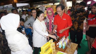  Menko PMK Puan Maharani melihat produk jamu