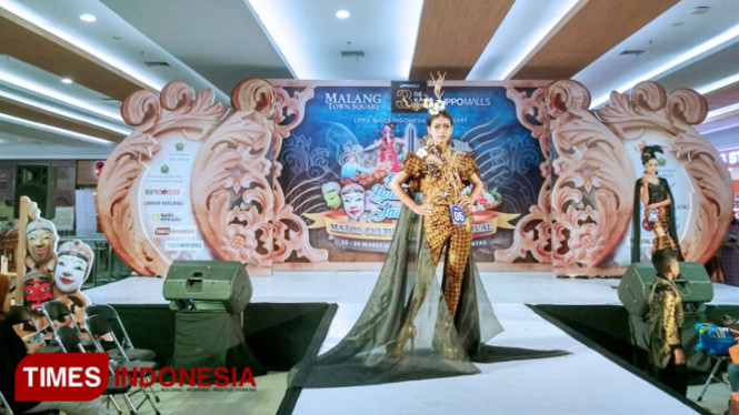 Peserta Lomba Fashion Busana Batik di acara Eksotika Budaya Jawa Timur di Matos, Minggu (17/03/19). (FOTO: Nadya Rahma Putri/TIMES Indonesia)