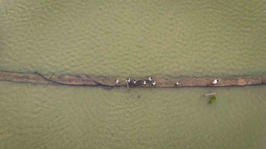 Warga menembus jalan desa yang terendam air laut akibat abrasi di Desa Timbulsloko, Sayung, Demak, Jawa Tengah, Kamis, 14 Maret 2019.