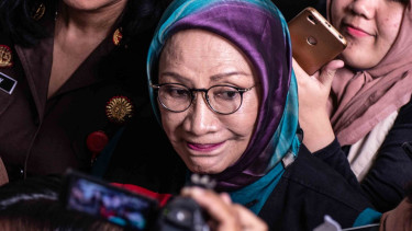 Terdakwa kasus dugaan penyebaran berita bohong atau hoaks, Ratna Sarumpaet (tengah) 