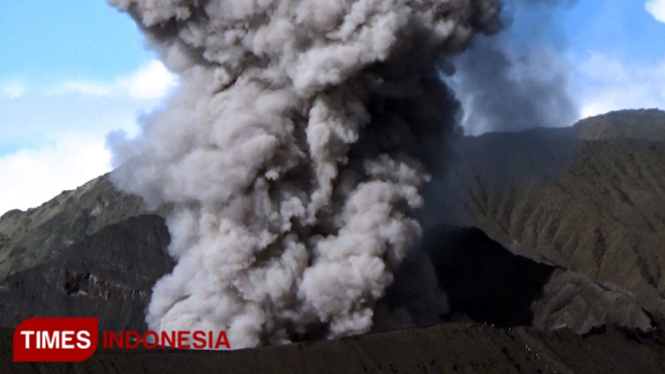 Kepulan asap dari kawah Bromo, pasca gempa puluhan kali yang sempat terekam. (FOTO: Happy L. Tuansyah/TIMES INDONESIA)