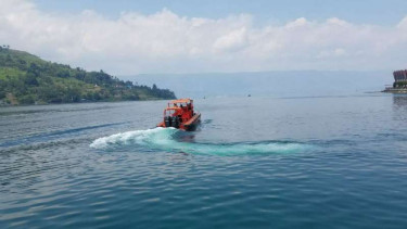 Tim SAR cari mobil tenggelam di Danau Toba.