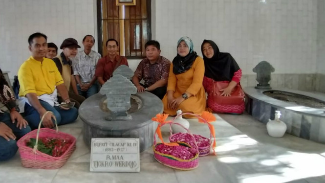 Politikus Partai Golkar, Wirendra Tjakrawerdaya kunjungi makam leluhurnya.