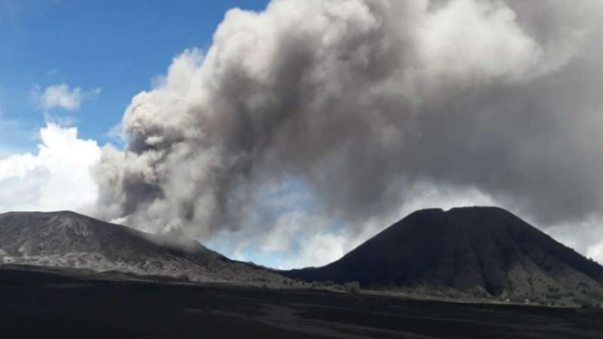 Erupsi Gunung Bromo.