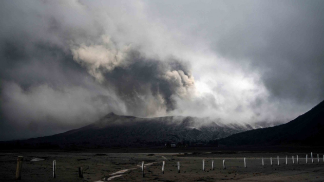Abu vulkanik menyembur keluar dari kawah Gunung Bromo di Probolinggo, Jawa Timur, Selasa, 19 Maret 2019.