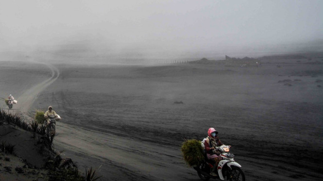 Papan petunjuk arah tertutup abu vulkanik yang keluar dari kawah Gunung Bromo di Probolinggo, Jawa Timur, Selasa, 19 Maret 2019.