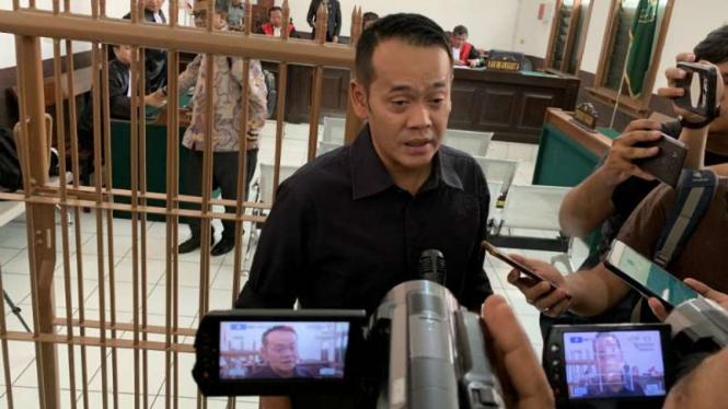 Fahmi Darmawansyah, suami selebriti Inneke Koesherawati, usai menjalani sidang dengan agenda pembacaan vonis di Pengadilan Negeri Kelas 1A Khusus Bandung, Rabu, 20 Maret 2019.