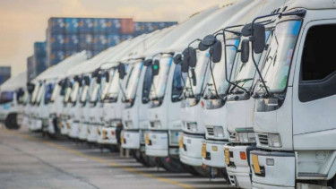 Truk logistik Kargo.